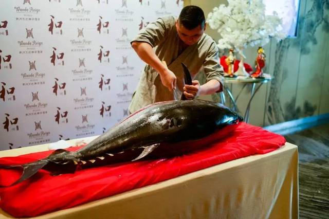 beat365官网_今天穿什么:文艺复兴艺术美不过油画印花裙(图1) beat365亚洲体育官方网站