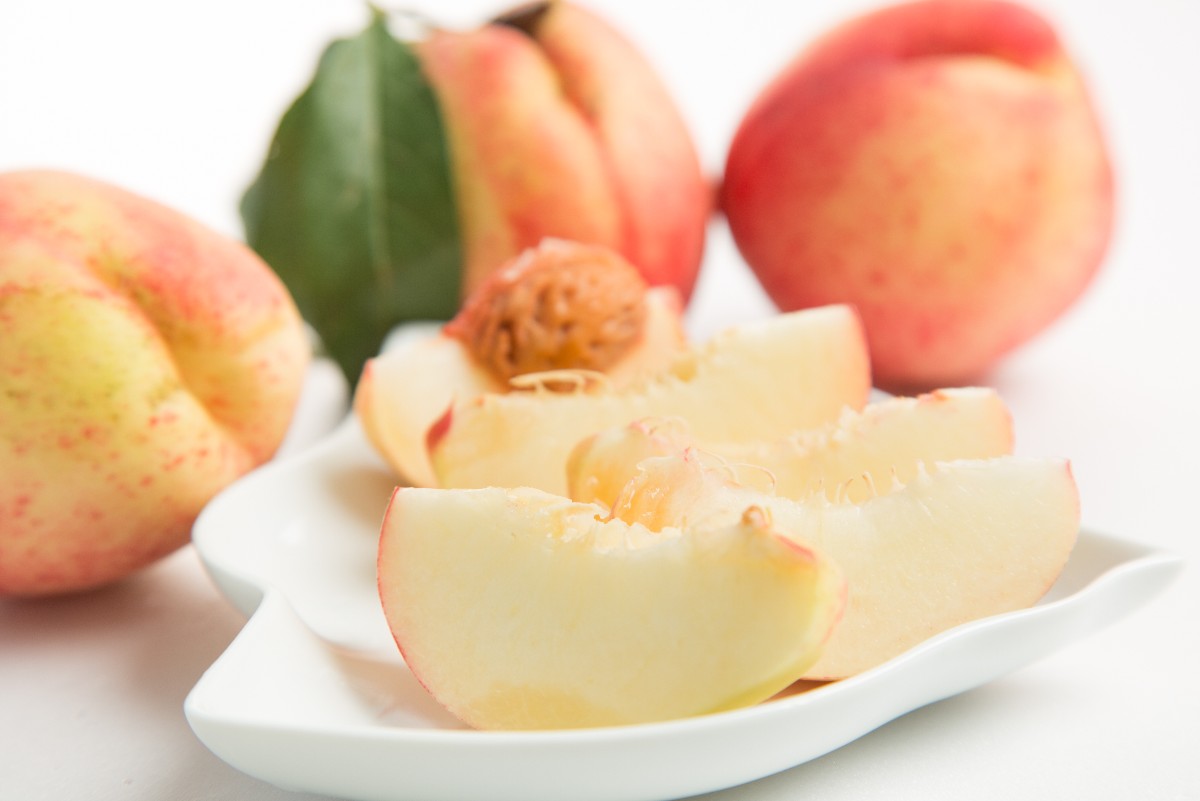 半身裙怎样搭配更好 街拍达人为你演绎最chic的搭法_beat365亚洲体育官方网站(图1) beat·365