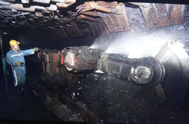 钟山县回龙镇龙虎片人大代表联络站开展 “助力清水行动,打好水污染防治攻坚战” 主题活动|beat365官网(图2) beat·365